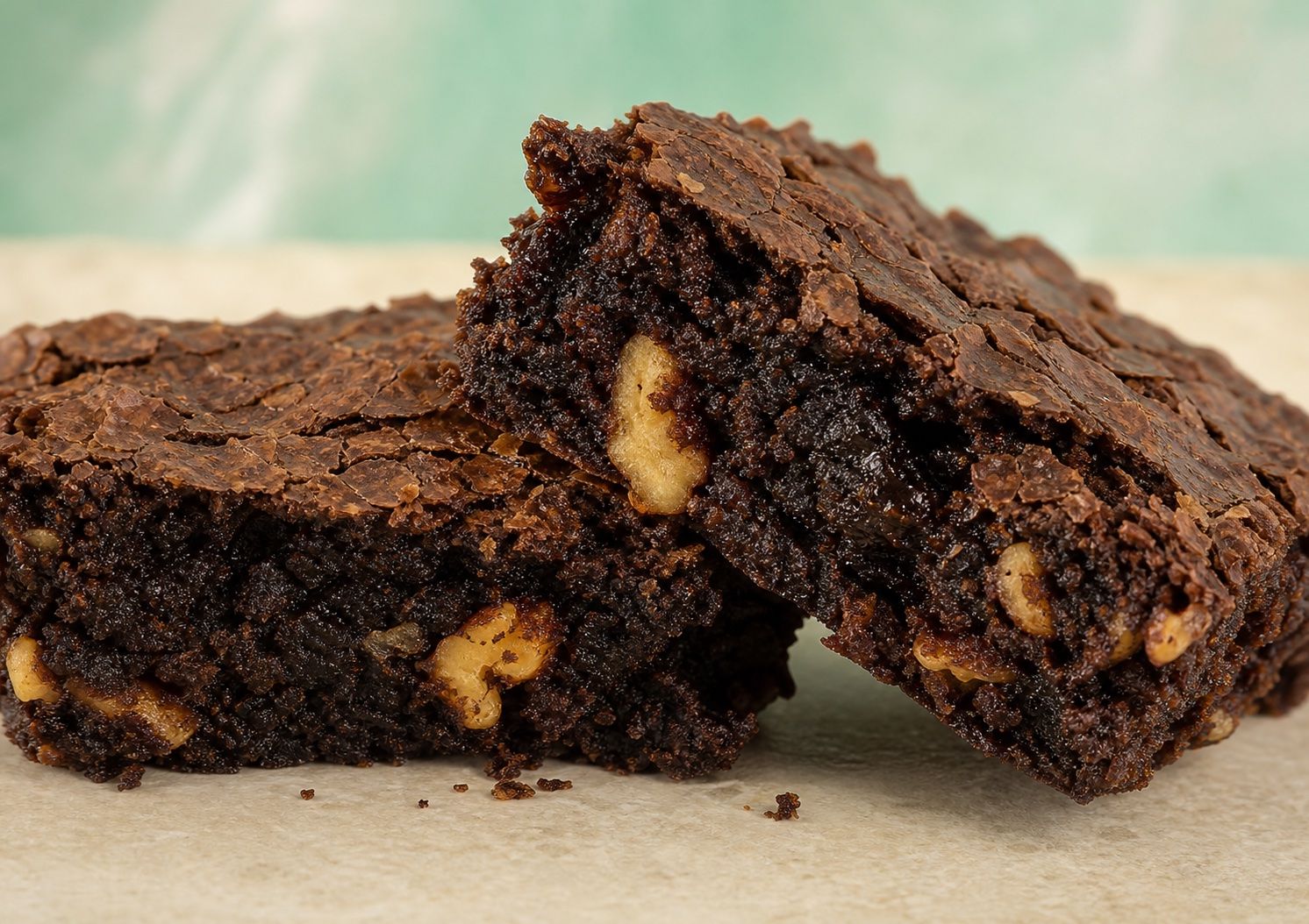 Brownie artesanal em close, mostrando a casquinha e o miolo